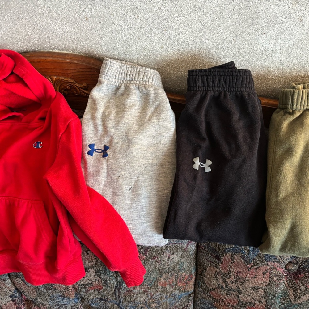 3pr pant 1 hoody
5T BOYS PANTS + 5T champion hoodie